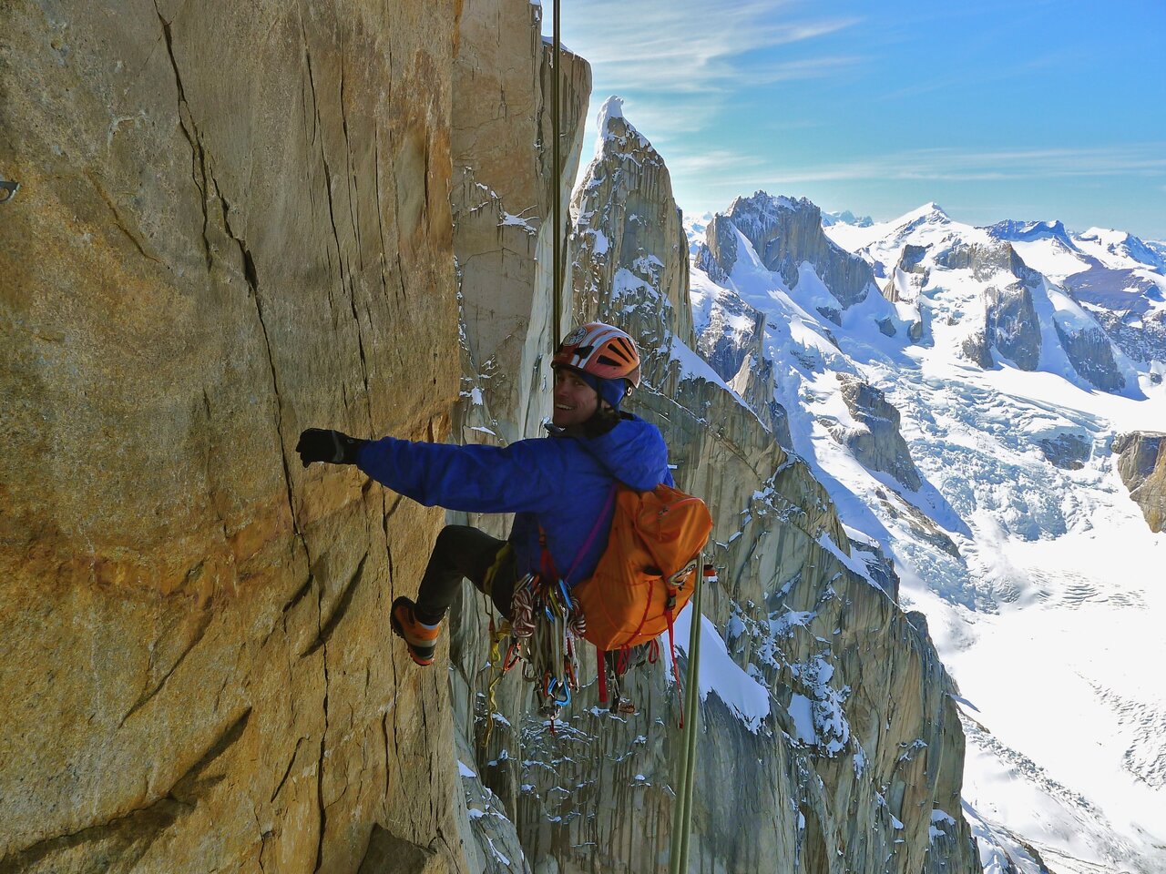 I teorien bør vi alltid være forberedt på å rappellere ned igjen der vi har klatret opp. Men hvor ofte får vi testet forberedelsene våre? I Patagonia ble Magnus Eriksson og jeg kastet ut på dypt vann.  Foto: Thomas Meling